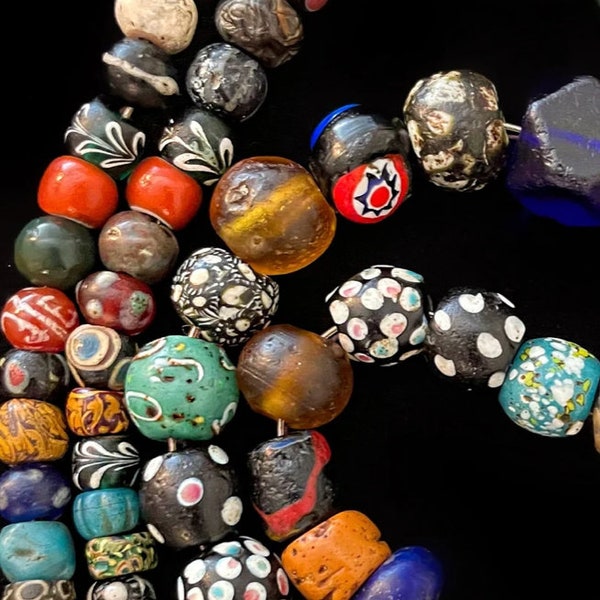 Hervorragender ANCIENT original Roman African Trade Beads Strang, Mixed Assorted RARE AAA + Sammlerstücke Steine gemischte Perlen Einzigartiger Unisex-Schmuck