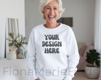 Oma Mockup Witte Trui Mockup Gildan 18000 Bundel, Senior Sweatshirt Mockup Oudere Dames Trui Senior Dames Oversized JPG Download