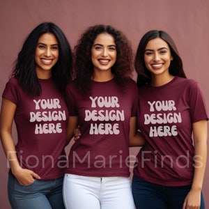 友達グループ モックアップ バンドル、女の子のグループ マルーン Tシャツ モックアップ、マルーン ベラ キャンバス 3001 モデル モックアップ 女性グループ T シャツ モック デジタル JPG