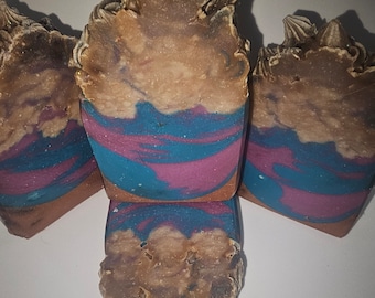 Savon parfumé Blueberry Cobbler traité à froid, 5 onces de savon longue durée, idée cadeau en barre dure faite à la main avec des bulles riches et un arôme réconfortant