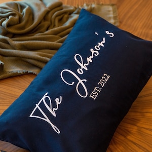 Coussin nom de famille personnalisé brodé, cadeau de mariage, coussin de calligraphie personnalisée, coussin brodé monogramme, cadeau de fiançailles, coussin