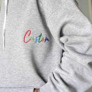 Personalisiertes besticktes Sweatshirt, personalisierter Hoodie, bestickter Unisex Rundhalsausschnitt, Weihnachtsgeschenk, Paar Geschenkidee, personalisiertes Geschenk