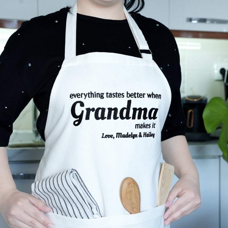 Cadeaux pour la fête des mères, tablier brodé personnalisé, idée cadeau pour la fête des mères, tablier de cuisine pour grand-mère, cadeau d'un petit-enfant, cadeau mignon d'une fille image 1