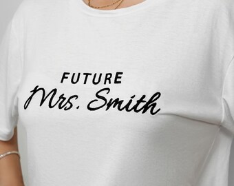 Aangepast borduurwerk toekomstige vrouw tshirt, geborduurd T-shirt, bruidsfeest cadeau, geborduurde mevrouw vrijgezellenshirts, gepersonaliseerd cadeau voor bruid