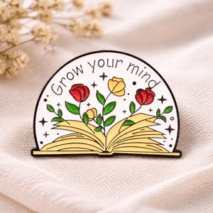 Può includere: Un set di tre tazze in ceramica con finitura opaca e macchiettata. Le tazze sono nei toni del crema, grigio chiaro e grigio scuro. Ogni tazza ha un design semplice e minimalista e un manico arrotondato.
