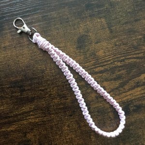 Pulsera o llavero de macramé rosa
