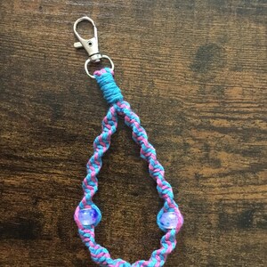 Pulsera o llavero de macramé azul y rosa