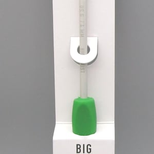 May include: A white crochet hook with a green handle is displayed on a white card. The text "BIG TWIST CROCHET HOOK US G/4 MM" is printed on the card. The hook is 4 mm.