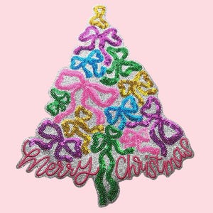 Könnte beinhalten: Ein Weihnachtsbaum-Design aus silbernem Glitzer und bunten Schleifen in Rosa, Blau, Grün, Gelb und Lila. Die Worte "Merry Christmas" sind in rosa Schrift am Fuß des Baumes auf einem hellrosa Hintergrund geschrieben.