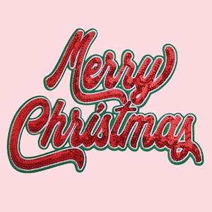 Puede incluir: Texto "Merry Christmas" rojo con lentejuelas y contorno verde sobre fondo rosa claro. La escritura cursiva es ideal para decoraciones y manualidades navideñas.