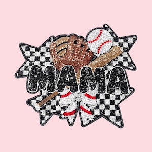 Puede incluir: Un parche con lentejuelas con la palabra "MAMA" en letras negras, un guante de béisbol, un bate y una pelota. El diseño incluye una estrella a cuadros en blanco y negro y detalles en rojo, todo sobre un fondo rosa.