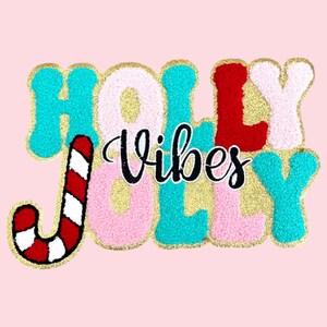 Może przedstawiać: Różowe tło z napisem „HOLLY JOLLY Vibes” w kolorowej, teksturowanej czcionce. Litery są w kolorze turkusowym, różowym, czerwonym i białym, z obrysem ze złotego brokatu. Po lewej stronie znajduje się laska cukrowa.