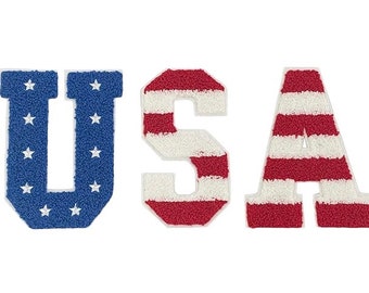 Peut inclure: USA écrit en grandes lettres floues. Le U est bleu avec des étoiles blanches, et le S et le A sont des rayures rouges et blanches.