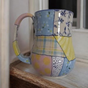 Pode incluir: Uma placa de madeira rústica com a frase "Welcome to our home" em letras brancas. A placa apresenta um acabamento desgastado e um design simples e convidativo.