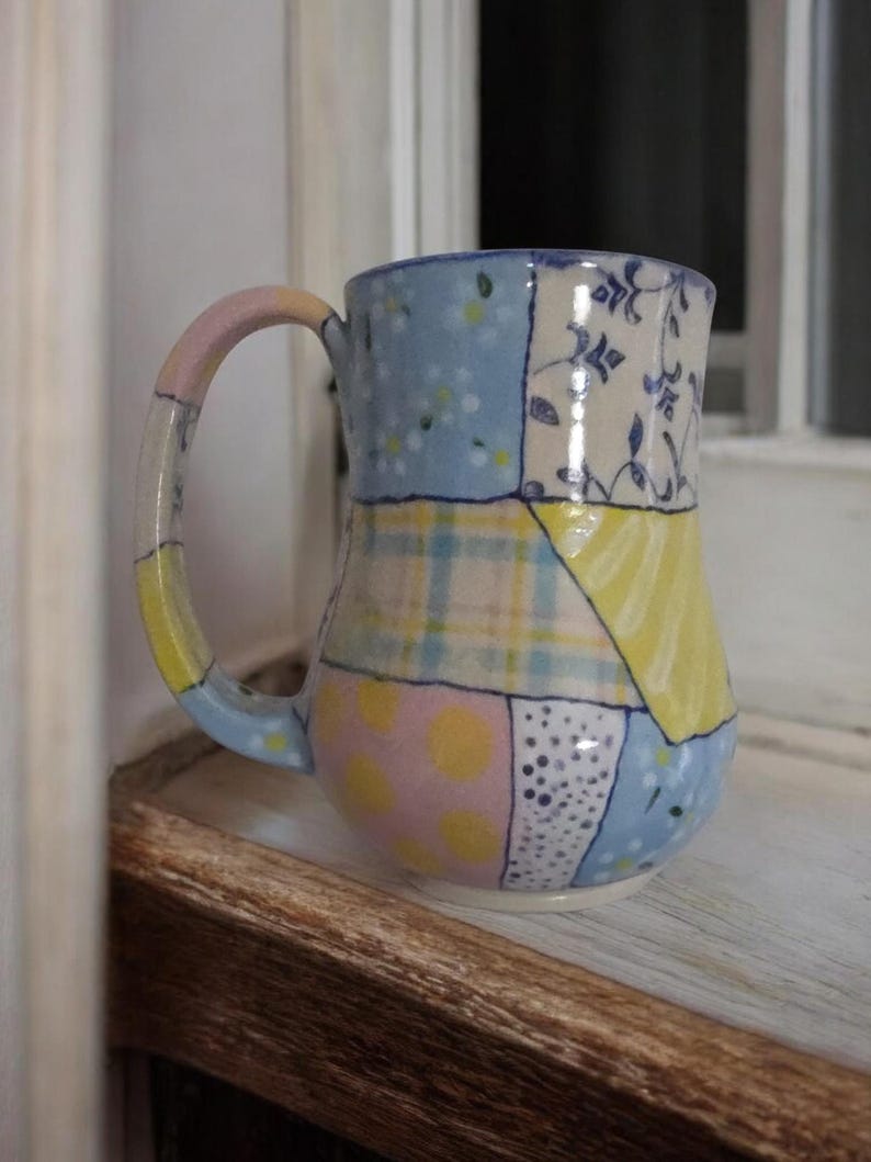 Pu&ograve; includere: Un cartello in legno rustico con la scritta "Welcome to our home" in lettere bianche. Il cartello presenta una finitura invecchiata e un design semplice e invitante.