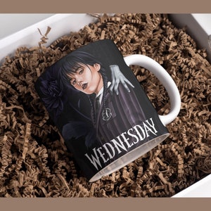 Caneca aconchegante de 15 onças da Wednesday Addams