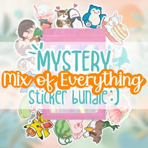 Könnte beinhalten: Eine Sammlung bunter Aufkleber mit verschiedenen Cartoon-Charakteren und Designs. Die Aufkleber sind um eine rosa Verpackung mit dem Text "MYSTERY mix of Everything sticker bundle :) " in einer verspielten Schrift angeordnet.