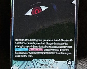 Puede incluir: Una tarjeta coleccionable con un ojo de personaje con iris rojo, sobre un fondo oscuro. La tarjeta tiene texto en la parte inferior, incluido el nombre "Imu" y el número "4". La tarjeta se muestra en un soporte de plástico transparente.