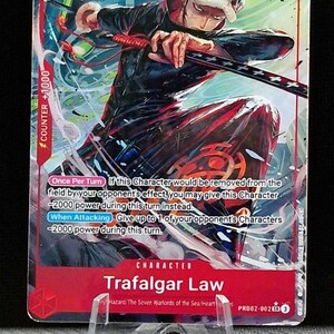 Puede incluir: Carta coleccionable de Trafalgar Law de One Piece. Fondo rojo y azul con una ilustración del personaje con una espada. La carta muestra el número 6, un poder de 7000 y texto que describe las habilidades del personaje.