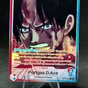 Puede incluir: Carta coleccionable con una ilustraci&oacute;n detallada de Portgas D. Ace de los Whitebeard Pirates. La carta tiene un acabado hologr&aacute;fico e incluye texto que describe sus habilidades. Se muestra en un soporte de pl&aacute;stico transparente.