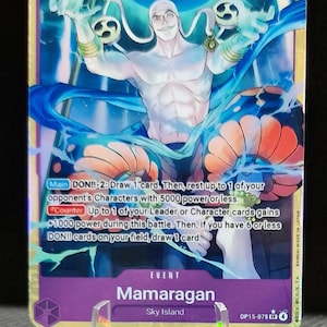 Puede incluir: Carta coleccionable con una ilustración de personaje que presenta una figura calva en una pose dinámica. La carta tiene un borde púrpura e incluye texto que describe las acciones del juego. Se muestra en un soporte de plástico transparente.