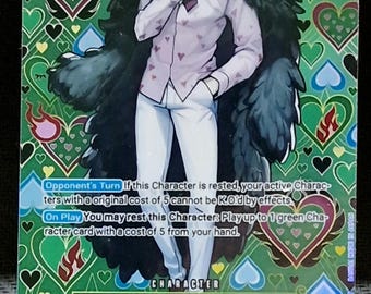 Puede incluir: Carta coleccionable de Donquixote Rosinante de Navy/Donquixote Pirates. Fondo verde con diseños de corazones y llamas. El personaje lleva una camisa rosa con patrones de corazón, pantalones blancos y un abrigo negro con plumas. La carta tiene un poder de 8000.
