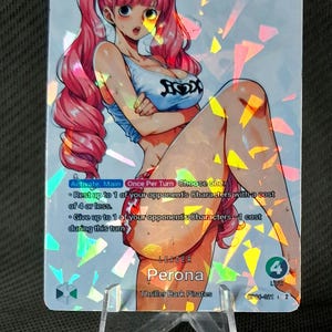 Carte One Piece Holo - Perona Custom Leader OP06-021 Alt Art Nouvelle Holographie "Shatter Glass" Waifu
