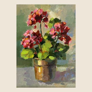 Puede incluir: Pintura al óleo de una planta de geranio en maceta. Las flores son una mezcla de rosa y rojo, con hojas verdes. La maceta es de color bronce y el fondo es verde suave.