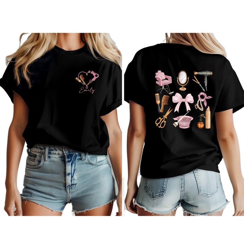 Op de afbeelding: Zwart t-shirt met een roze hartontwerp en haarstylingtools, plus de naam "Emily" op de voorkant. De achterkant toont salon tools zoals een stoel, spiegel en f&ouml;hn, in roze en goud.