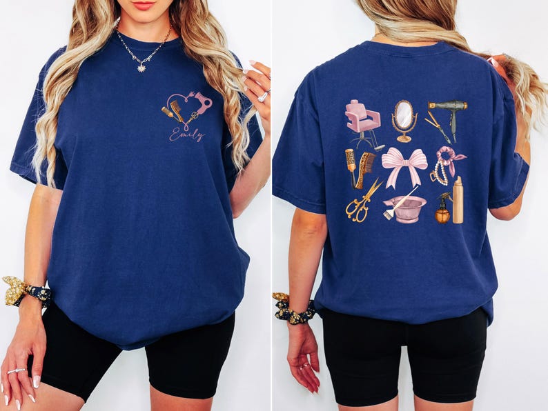 Op de afbeelding: Marineblauw T-shirt met een hartvormig ontwerp met haarstylingtools en de naam "Emily". De achterkant van het shirt toont diverse salon tools. Een stijlvol t-shirt voor kappers.