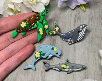 Alfileres florales de animales oceánicos / Alfileres de arcilla hechos a mano / Lindas tortugas marinas, ballenas jorobadas, tiburones y alfileres de delfines con flores