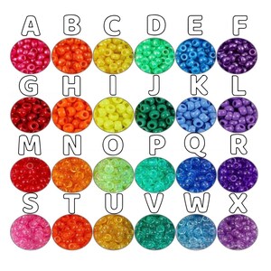 Puede incluir: Un alfabeto arco&iacute;ris de cuentas de colores, cada letra est&aacute; representada por un color diferente. Las cuentas est&aacute;n dispuestas en una cuadr&iacute;cula, con cada letra en su propio c&iacute;rculo.