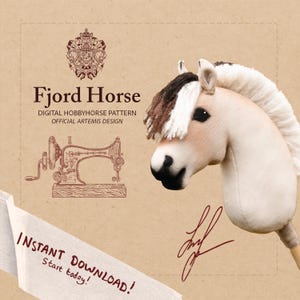 Könnte beinhalten: Ein Hobbyhorse-Pferd aus Plüsch mit einem cremefarbenen Kopf, schwarzer und brauner Mähne und weißem Schopf. Das Bild enthält den Text "Fjord Horse" und "Instant Download! Start today!" auf einem beigen Hintergrund.