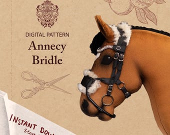 Puede incluir: Un patrón digital para una "Annecy Bridle" se muestra sobre un fondo beige. La imagen presenta una cabeza de caballo de peluche con una brida negra y plateada. El texto incluye "Digital Pattern", "Annecy Bridle" y "Instant Download! Start today!"