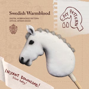 Könnte beinhalten: Ein weißer Steckenpferdkopf mit grauer Mähne und schwarzen Augen, mit dem Text Swedish Warmblood, Digital Hobbyhorse Pattern, Official Artemis Design, DIY Pattern und Instant Download. Start today.