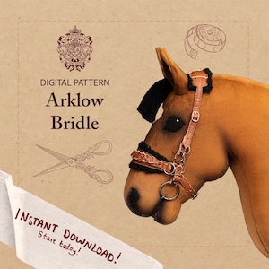 Puede incluir: Cabeza de caballo de peluche marrón con brida de cuero. La imagen incluye el texto "DIGITAL PATTERN Arklow Bridle" y "INSTANT DOWNLOAD! Start today!". También se ilustran unas tijeras y una cinta métrica.