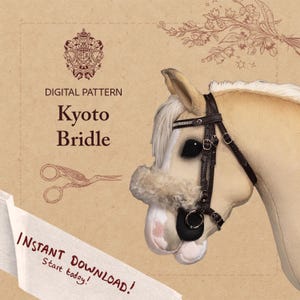 Könnte beinhalten: Ein Plüschpferdekopf mit einem dunkelbraunen Zaumzeug, einer cremefarbenen Mähne und einer flauschigen, hellfarbigen Schnauze. Das Bild enthält den Text "Kyoto Bridle" und "Instant Download! Start today!" auf einem beigen Hintergrund.