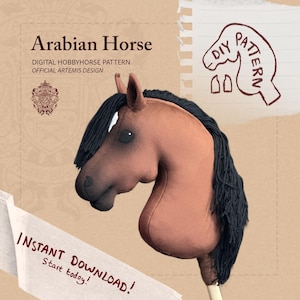 Könnte beinhalten: Ein braunes Stoff-Steckenpferd mit schwarzer Wollmähne und dunklen Augen, montiert auf einem Holzstab. Das Bild enthält Text, darunter Arabian Horse, Digital Hobbyhorse Pattern, Official Artemis Design, DIY Pattern und Instant Download.