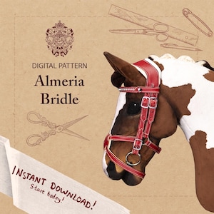 Puede incluir: Patrón digital para una brida Almería. La imagen presenta una cabeza de caballo con una brida roja con hebillas plateadas. El fondo es beige con ilustraciones de herramientas de costura y el texto "¡Descarga instantánea! ¡Empieza hoy!"