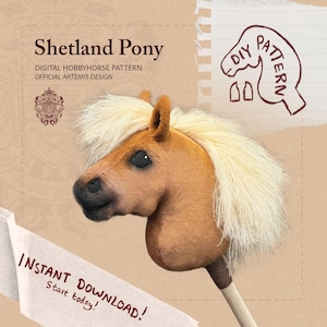 Może przedstawiać: Brązowy konik na patyku z kremową grzywą i ciemnymi oczami, zamontowany na drewnianym kiju. Tło zawiera tekst Shetland Pony, Digital Hobbyhorse Pattern, Official Artemis Design oraz Instant Download.