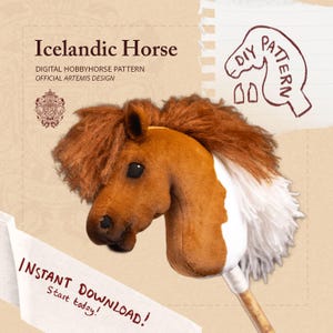 Op de afbeelding: Een bruin en wit stokpaard met een dikke bruine manen en witte nekvacht, gemonteerd op een houten stok. De afbeelding bevat de tekst Icelandic Horse, DIGITAL HOBBYHORSE PATTERN, OFFICIAL ARTEMIS DESIGN, DIY PATTERN en INSTANT DOWNLOAD.