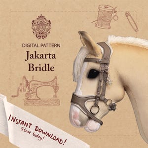 Könnte beinhalten: Ein Plüschpferdekopf mit Zaumzeug, mit dem Text "Jakarta Bridle" und "Instant Download! Start today!". Das Zaumzeug ist braun und hat silberfarbene Beschläge. Das Pferd ist cremefarben mit einer weißen Mähne.