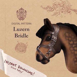 Puede incluir: Cabeza de caballo de peluche marrón con brida de cuero. La imagen incluye el texto "Digital Pattern Luzern Bridle" y "Instant Download! Start today!" sobre un fondo beige con ilustraciones florales.