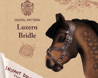 Puede incluir: Cabeza de caballo de peluche marrón con brida de cuero. La imagen incluye el texto "Digital Pattern Luzern Bridle" y "Instant Download! Start today!" sobre un fondo beige con ilustraciones florales.