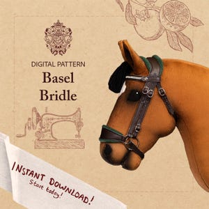 Peut inclure: Une tête de cheval en peluche marron avec un bridon en cuir. Le bridon est marron foncé avec des accents verts et des accessoires argentés. Le texte "DIGITAL PATTERN Basel Bridle" est affiché au-dessus de la tête du cheval. Le texte "INSTANT DOWNLOAD! Start today!" est également visible.
