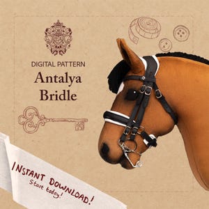 Op de afbeelding: Een digitaal patroon voor een Antalya-hoofdstel, met een bruine paardenkop met een zwart-wit hoofdstel. De afbeelding bevat de tekst "Direct downloaden! Begin vandaag!" en decoratieve elementen zoals een sleutel en knoppen.