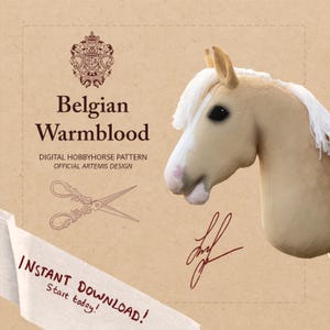 Puede incluir: Una cabeza de caballo de afición beige con una melena blanca y una nariz rosa. El texto "Belgian Warmblood" se muestra encima de "DIGITAL HOBBYHORSE PATTERN OFFICIAL ARTEMIS DESIGN". También se ven las palabras "INSTANT DOWNLOAD! Start today!".