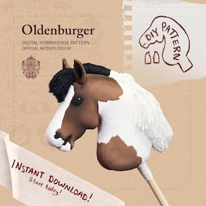 Op de afbeelding: Een bruin en wit stokpaard met een zwarte wollen lok en witte wollen manen, gemonteerd op een houten stok. De afbeelding bevat de tekst Oldenburger, Digital Hobbyhorse Pattern, Official Artemis Design en Instant Download.