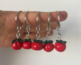 llavero de tomate hecho a medida, llavero de arcilla, llavero de arcilla hecho a mano, llavero de arcilla polimérica, mini tomate, llavero de tomate