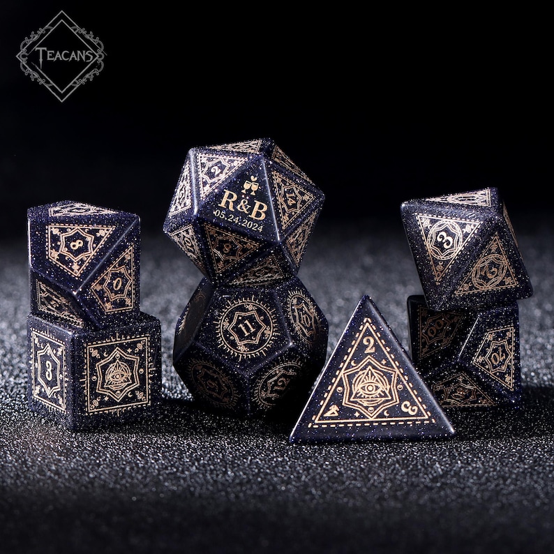 Pu&ograve; includere: Un set di sette dadi blu e dorati con un motivo a cielo stellato. I dadi sono di varie forme, tra cui una piramide, un cubo e un dodecaedro. I dadi sono incisi con numeri e simboli, tra cui un occhio e una corona. I dadi sono personalizzati con le iniziali "R&B" e la data "05.24.2024".
